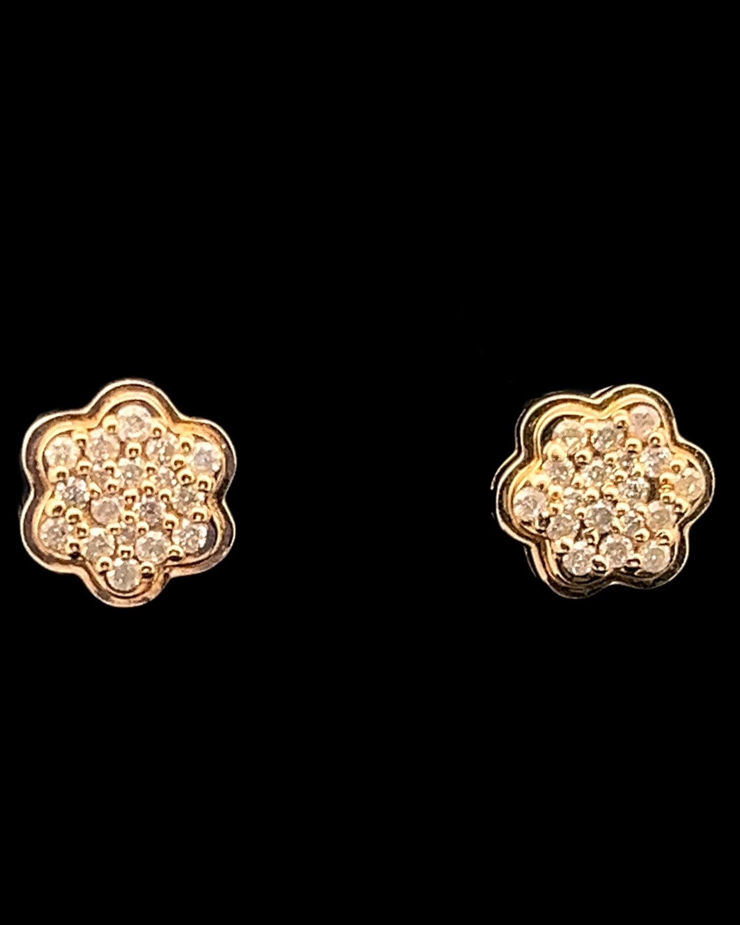 ARETES FLOR RELIEVE AMARILLO SMALL 0.32CT 14K GOLD