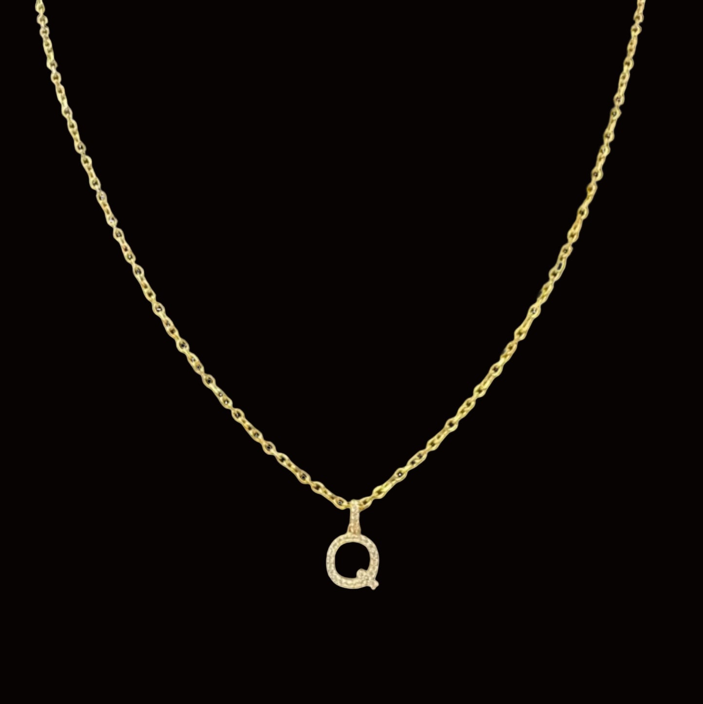 Collar con la letra Q, 3,4 gr, 14 quilates, 18"