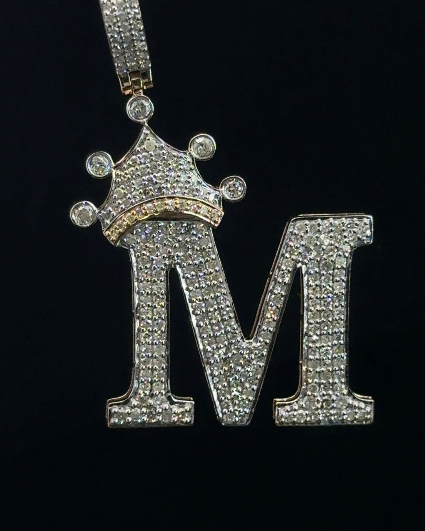 PENDANT LETRA M CON CORONA DIAMANTES 4.4GR 1.09CT 14K (SLNPD 0172-M)