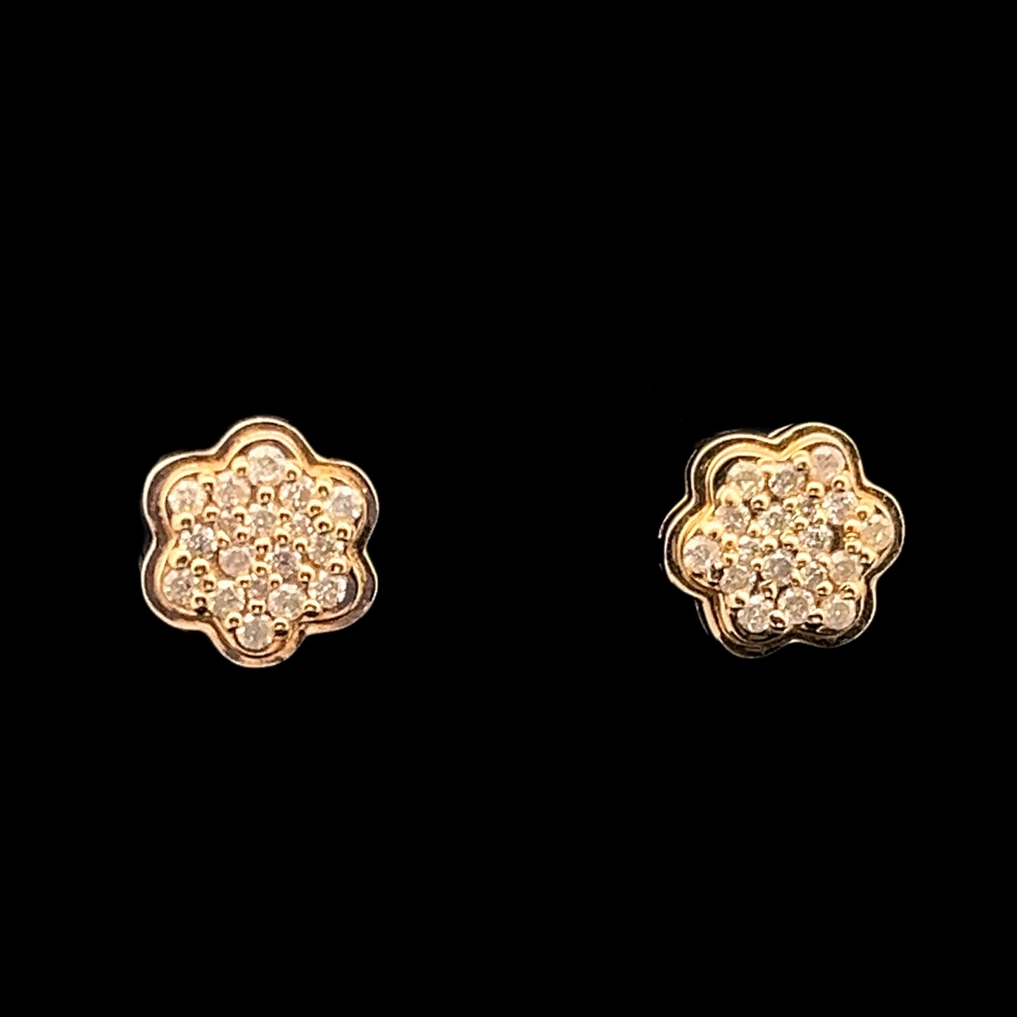 ARETES FLOR RELIEVE AMARILLO SMALL 0.32CT 14K GOLD