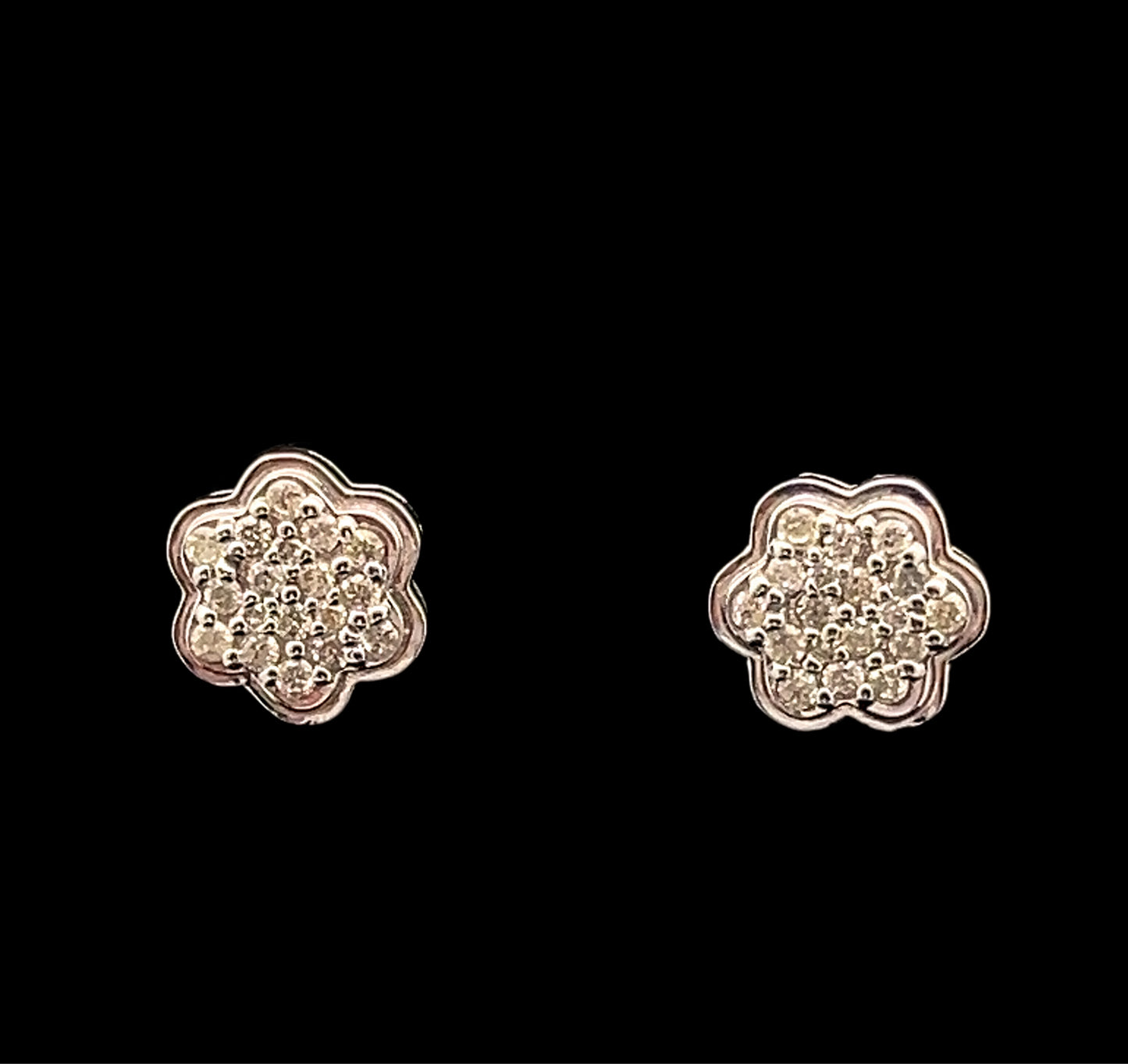 ARETES FLOR RELIEVE BLANCO SMALL 0.32CT 14K