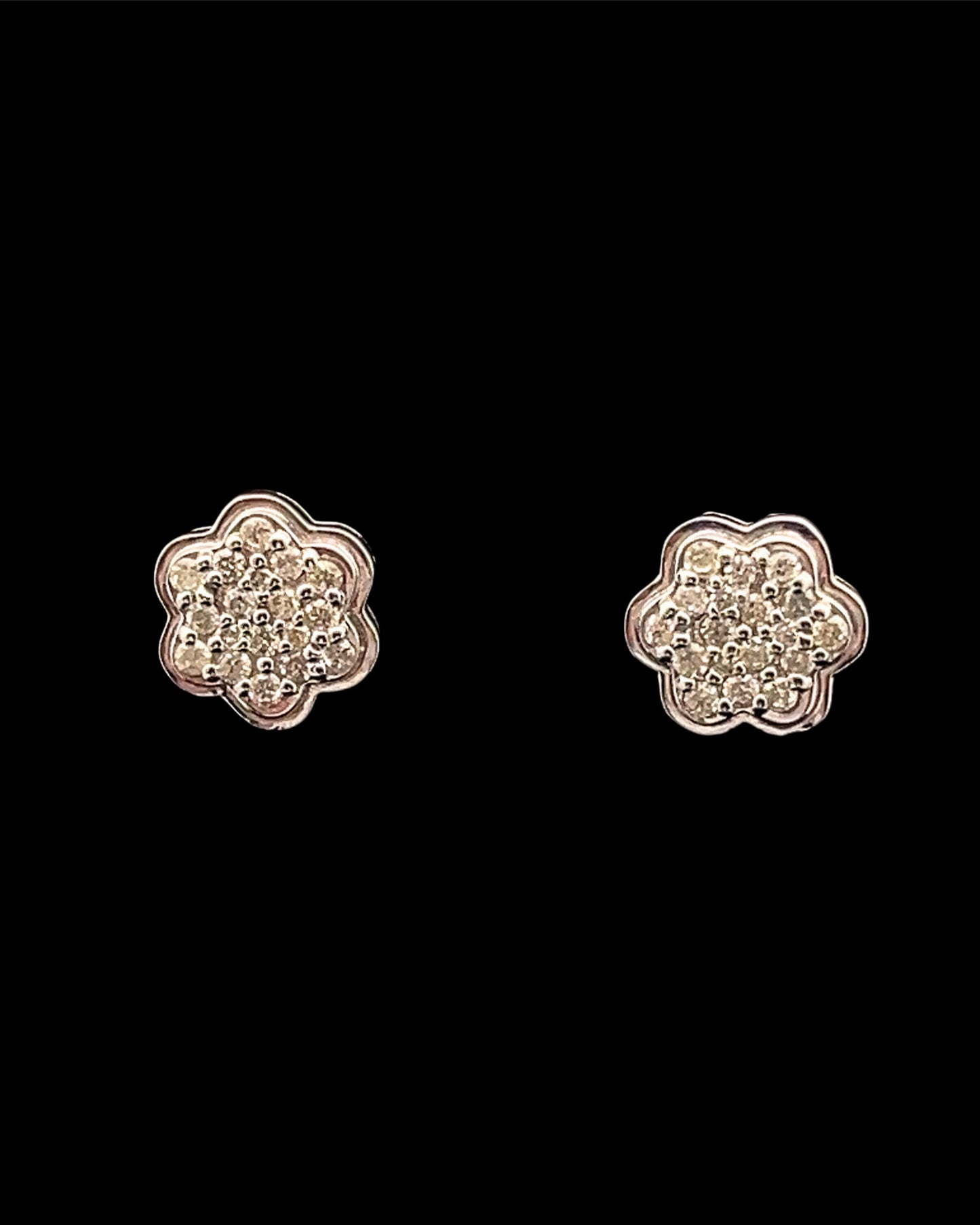 ARETES FLOR RELIEVE BLANCO SMALL 0.32CT 14K