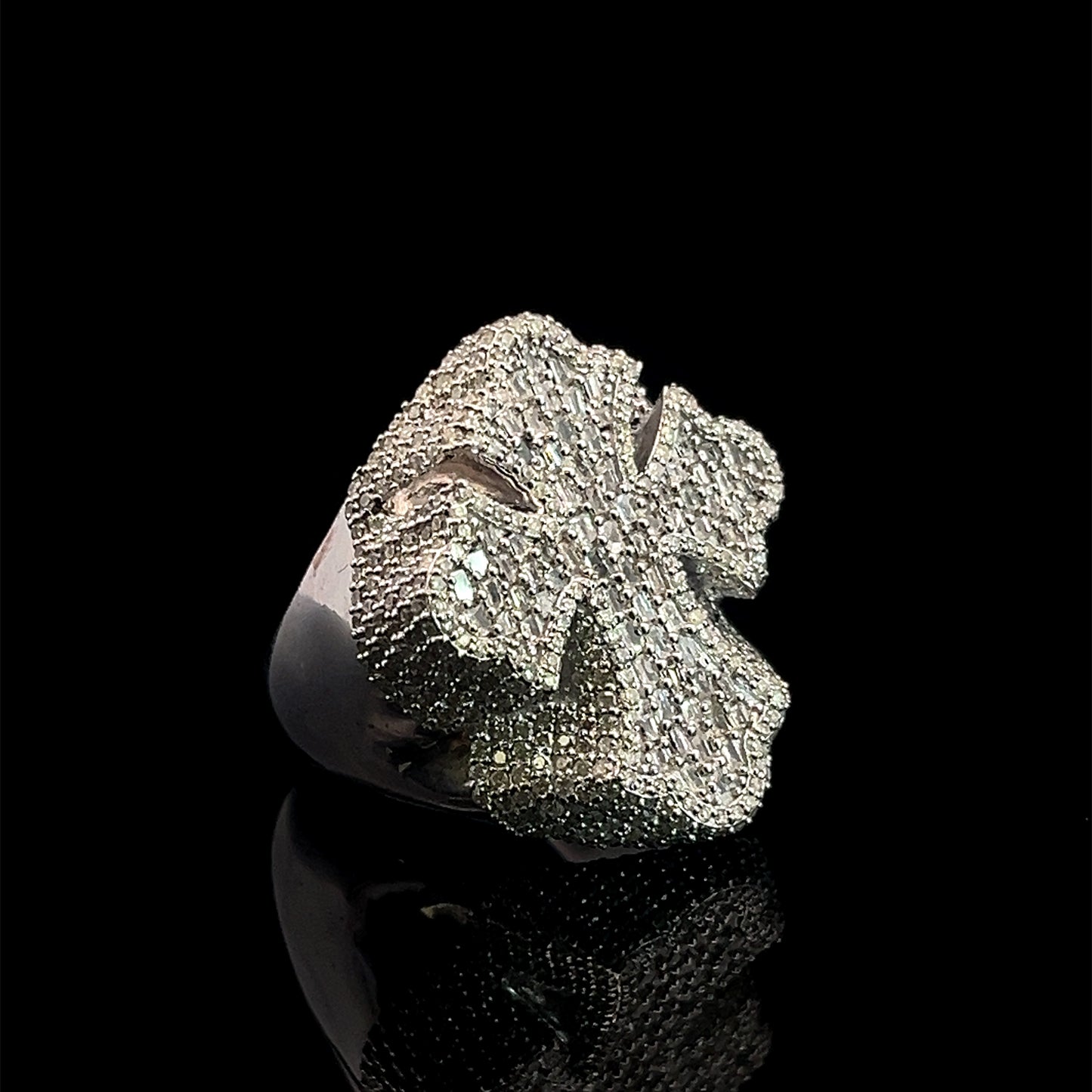 Anillo de oro blanco con cruz baguette de 2,5 ct y 8,92 gr de 14 quilates y 10"