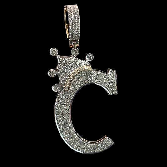 PENDANT LETRA C CON CORONA DIAMANTES 3.4GR 0.88CT 14K (SLNPD 0172-C)