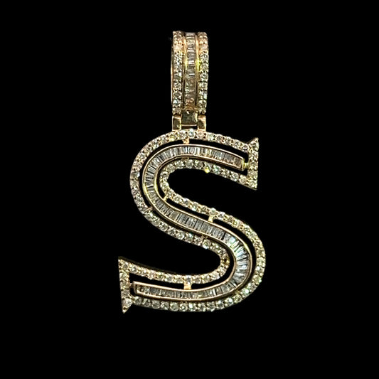 PENDANT LETRA S BAGUETTES 0.9CT 3GR 14K