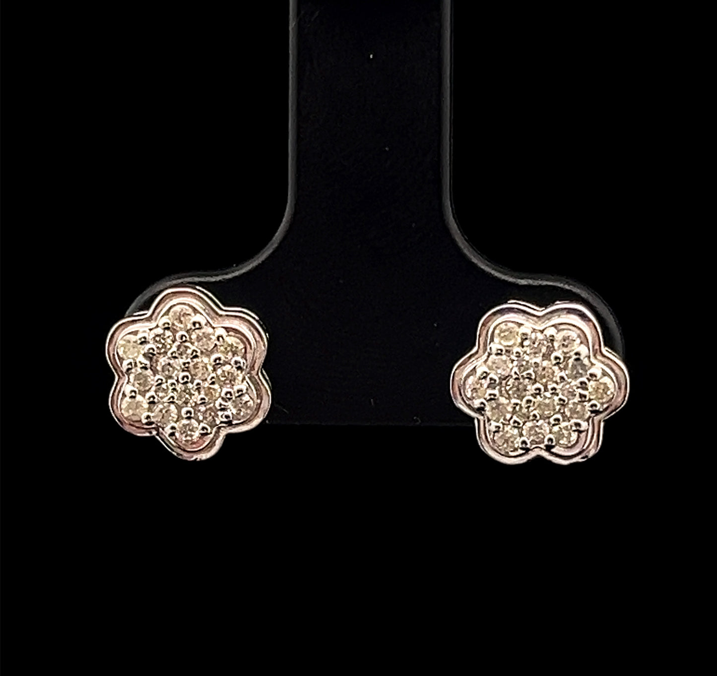 ARETES FLOR RELIEVE BLANCO SMALL 0.32CT 14K