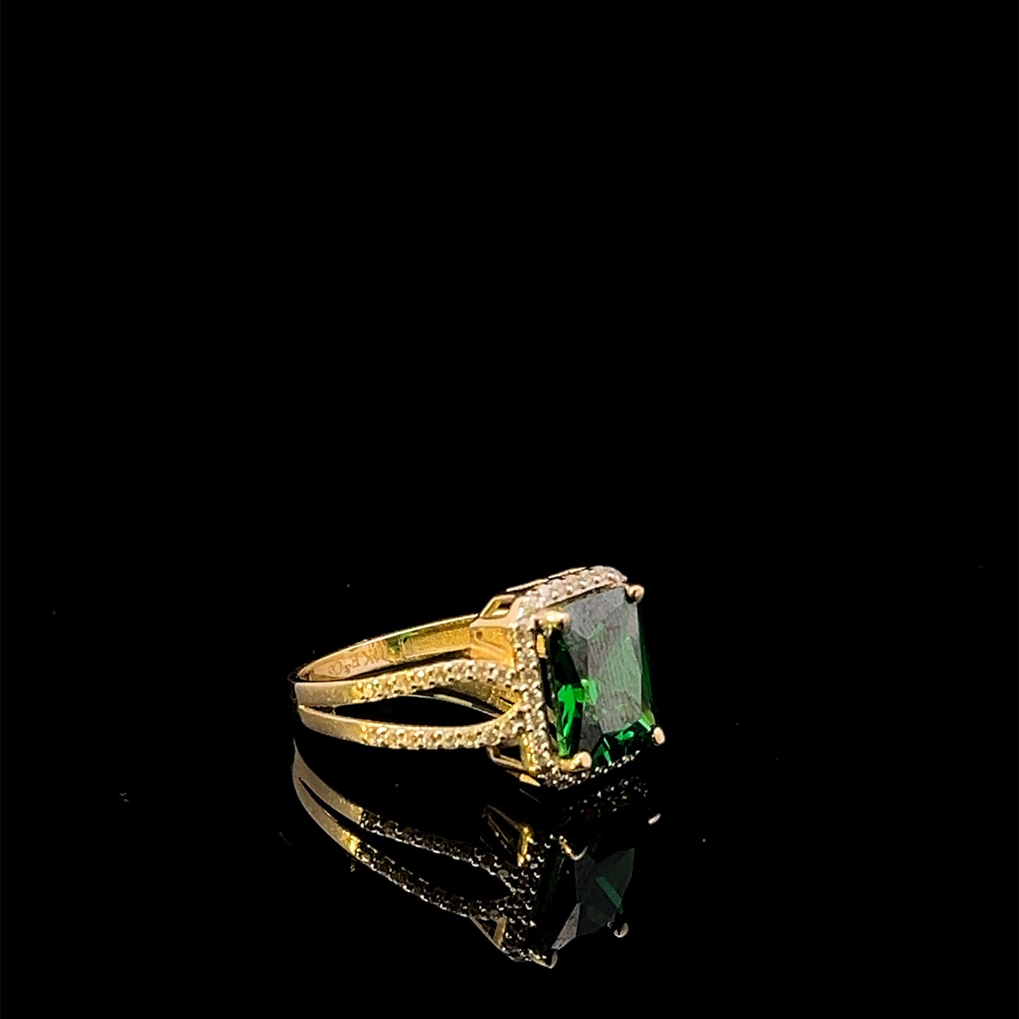 Anillo de oro amarillo con piedra verde (CZ) 3,2 gr 14K 7"