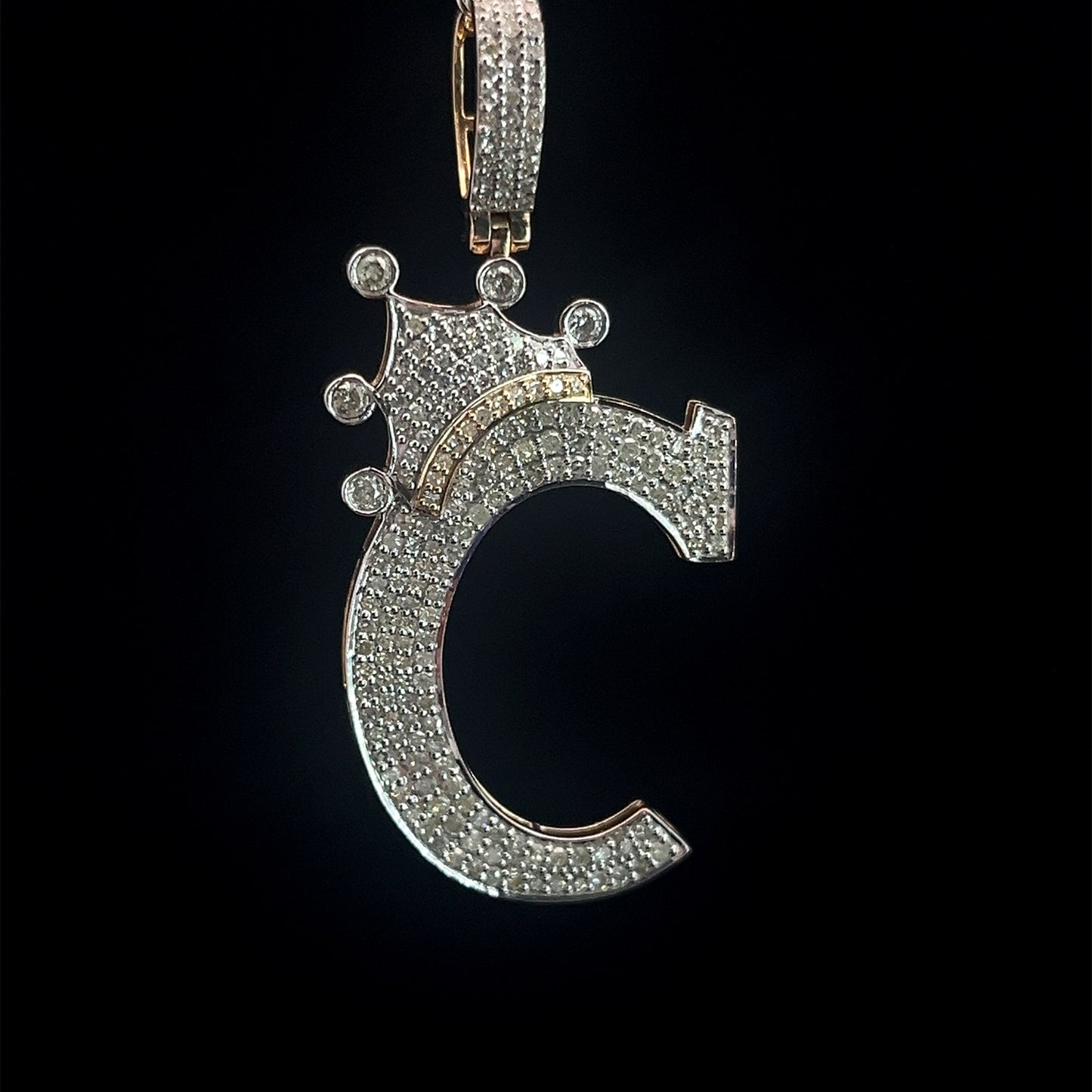 PENDANT LETRA C CON CORONA DIAMANTES 3.4GR 0.88CT 14K (SLNPD 0172-C)