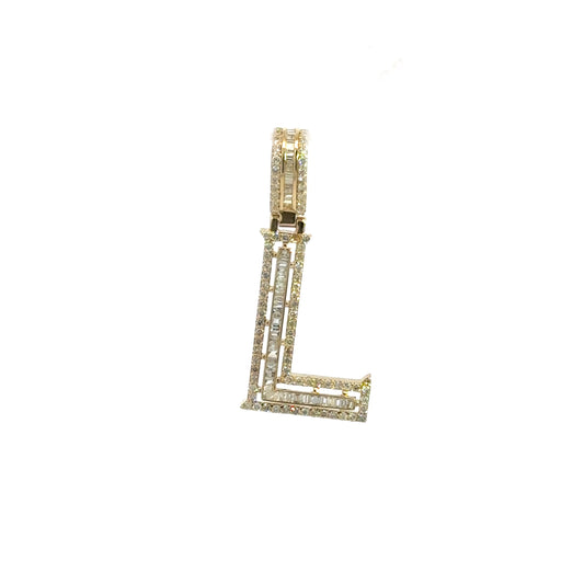 Colgante de oro amarillo con letra L en forma de baguette de 0,71 ct y 2,4 gr de 14 quilates