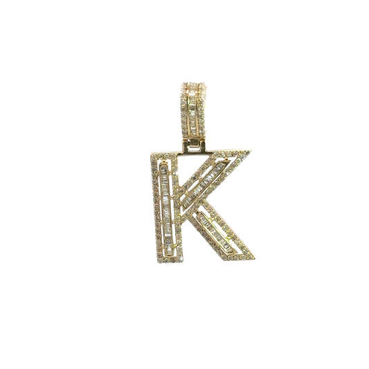 Colgante de oro amarillo con letra K en forma de baguette de 0,91 ct y 3,2 gr de 14 quilates