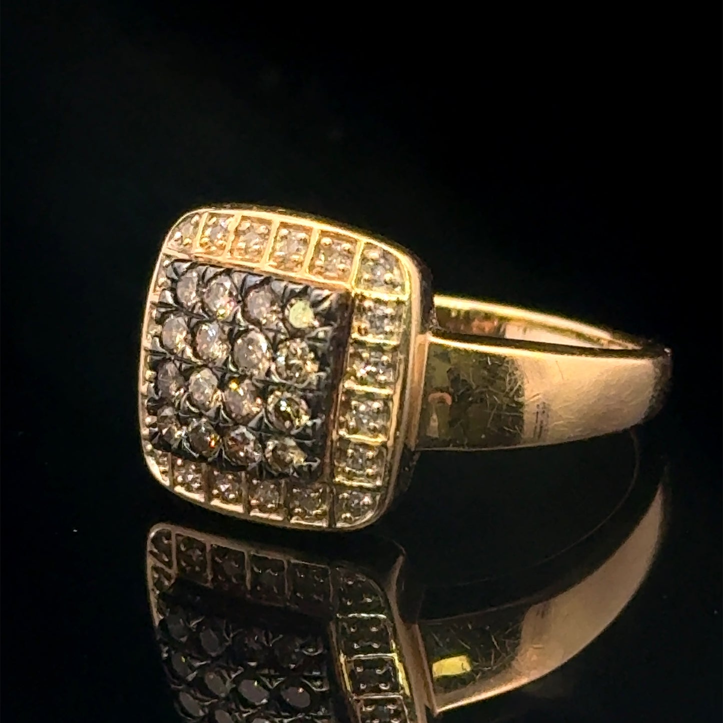 Anillo de oro amarillo con esmalte negro y diamantes de 2 quilates y 6,3 gr de 14 quilates y 9"