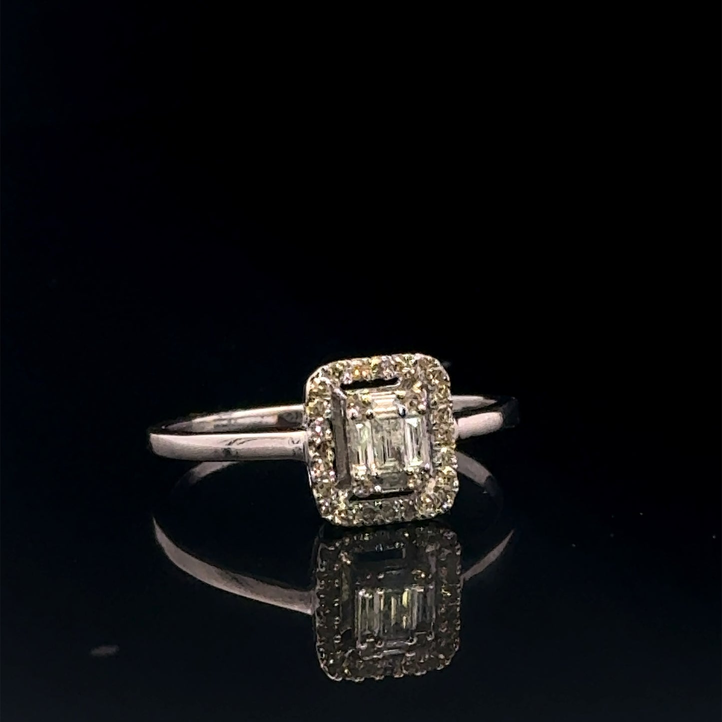 Anillo de compromiso de oro blanco con talla baguette (CZ) 0,35 CT 2,1 GR 14K 8"